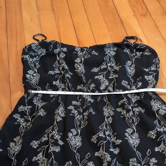 Chic Black Dress with Floral Design - Picture 6 of 9